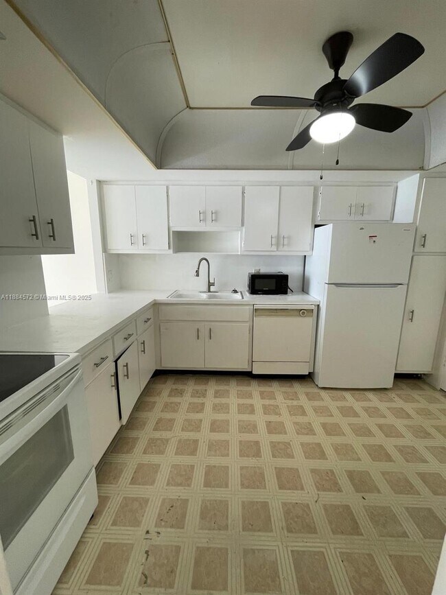 Photo - 1301 NE Miami Gardens Dr Unidad 323W