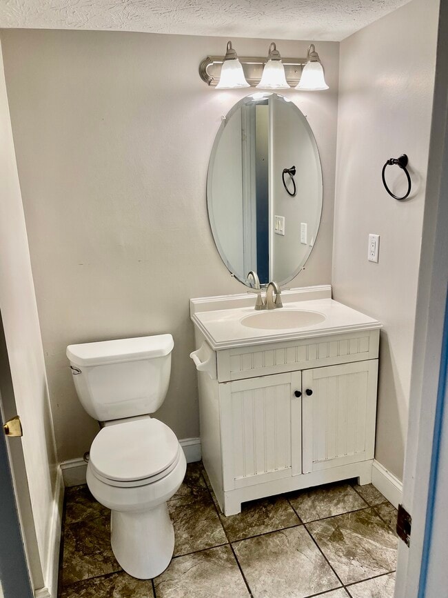 Baño completo en la planta baja - 5042 Magnolia Blossom Blvd Casa Adosada