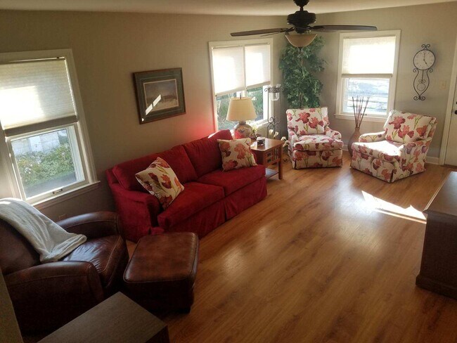 Furnished home with 2 car garage - 613 N Oakwood Ave House