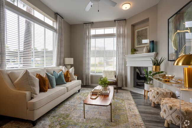 2 BR, 1 BA - 750 SF
