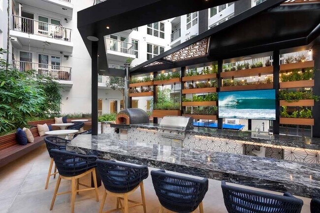 Try out the outdoor brick pizza oven and grilling stations at our lush outdoor courtyard and lounge area
