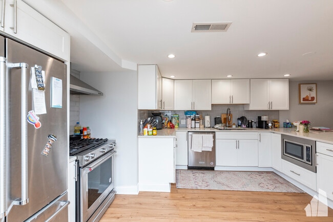 Photo - 1545 W Addison St Unit GDN