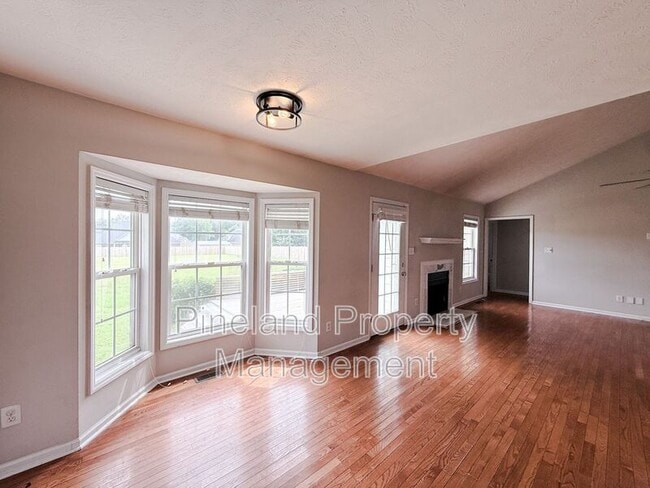 Photo - 102 Louise Dr