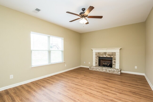 Photo - 38 Hamil Ct NW