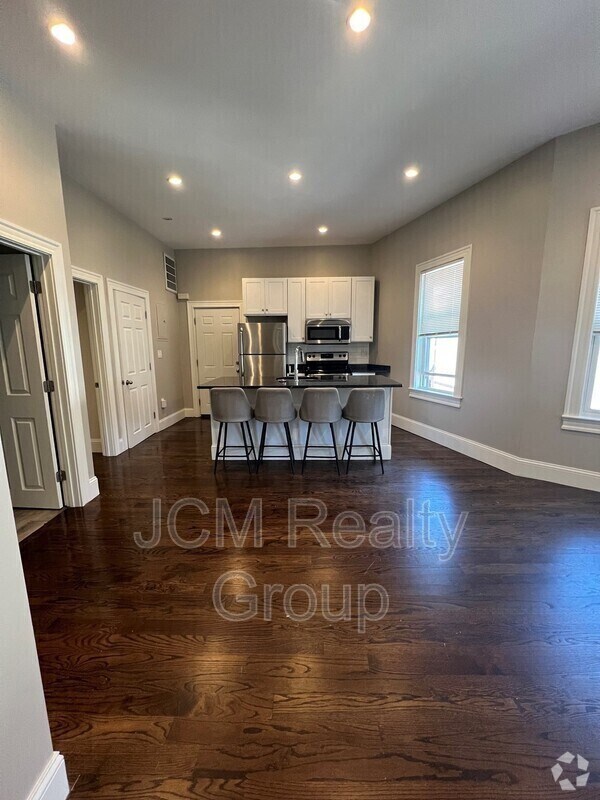 Building Photo - 116 Dorchester St Unit 1 / 2nd Floor Rental