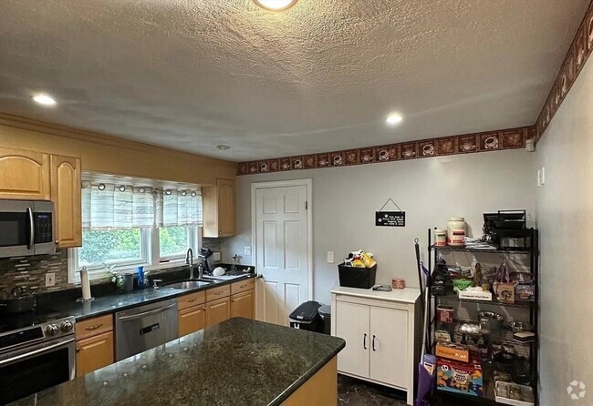 Building Photo - 73 Almont St Unit 2 Rental