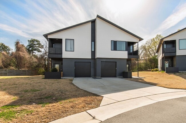 Building Photo - Modern 3BR Townhome in Millbank Village!