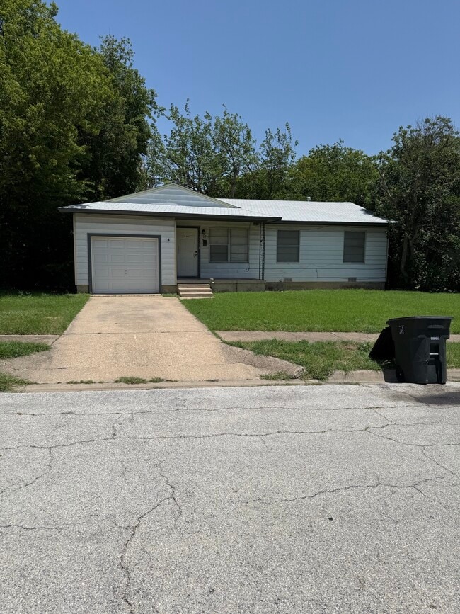 Photo - 109 W Vardeman Ave