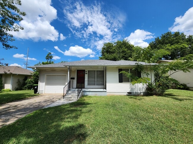 Building Photo - 1808 E 6th