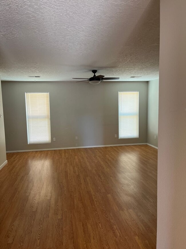 Photo - 6175 Roadrunner Loop NE