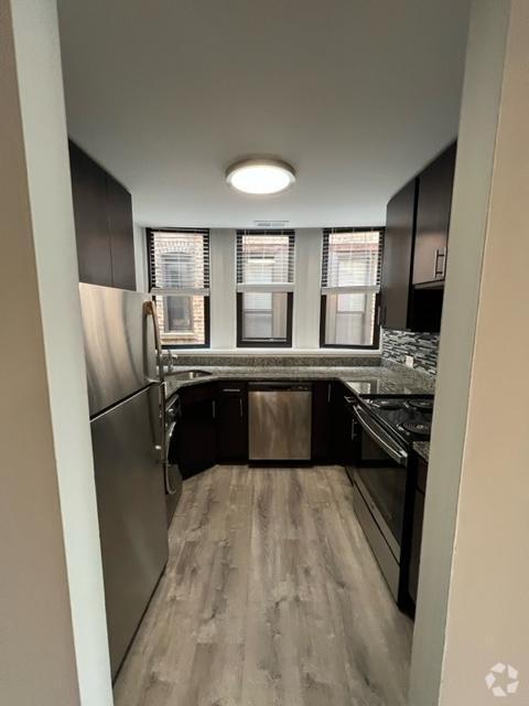 Building Photo - 3 bedroom in Chicago IL 60657 Rental