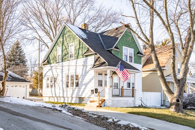 Building Photo - 2615 N Wauwatosa Ave Unit Lower