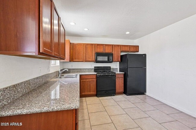 Photo - 1532 W 6th St