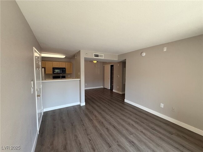 Building Photo - 950 Seven Hills Dr Unit 111 Rental