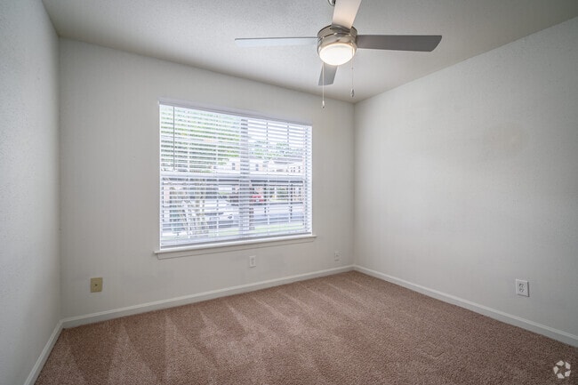 2BR, 1BA - 835SF