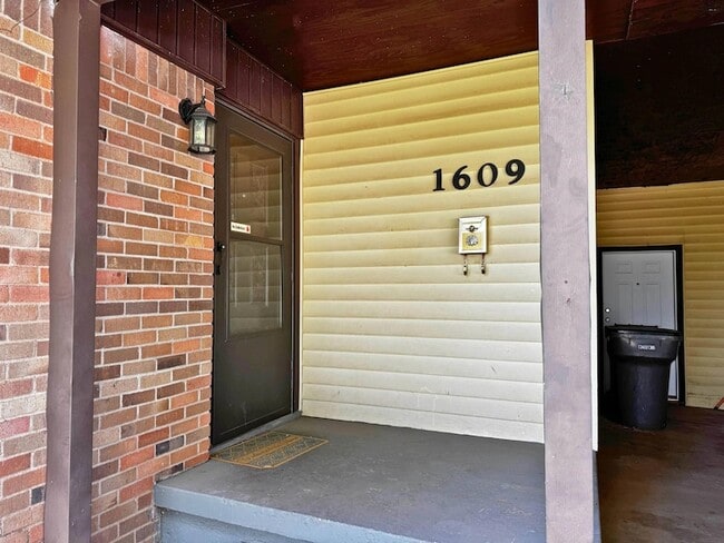 Photo - 1609 Sunnyside Ln