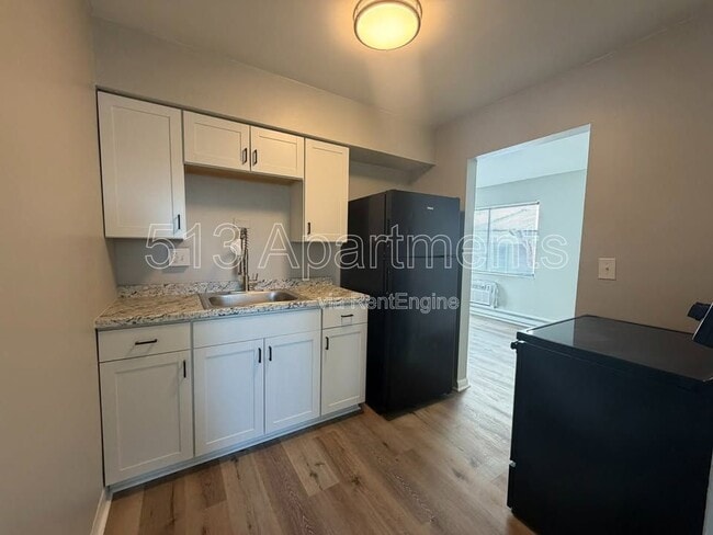 Building Photo - 5146 Carthage Ave Unit 10