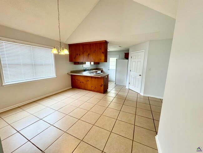 Photo - 308 Strawbridge Ln