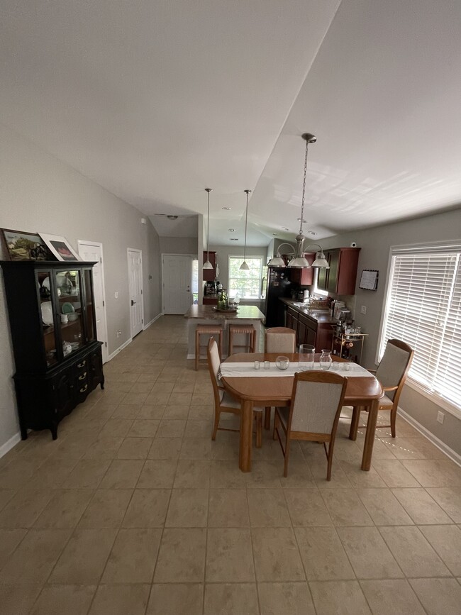 Open concept kitchen - 4128 Katherine Pl Casa