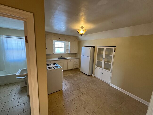 Photo - 306 E 18th St Unidad 1 Bedroom 1 Bath Upstairs