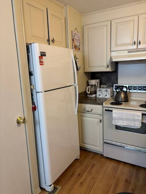 Photo - 166 4th St W