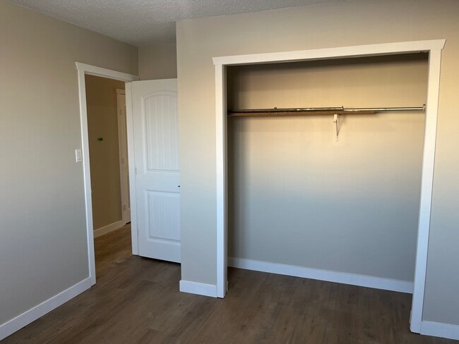 Photo - 4111-4149 49 Ave