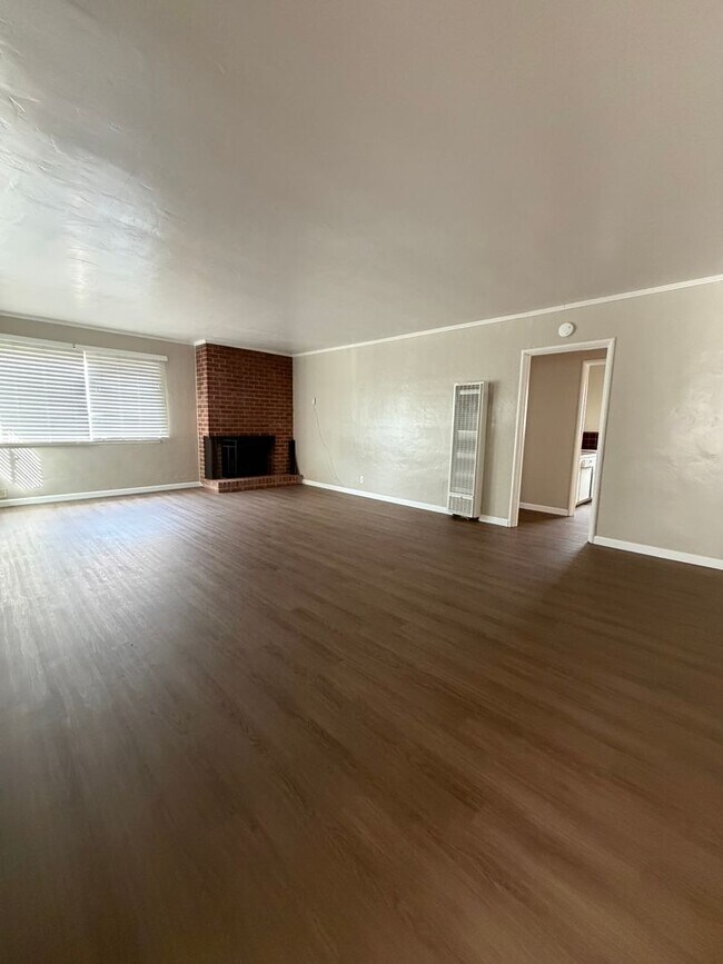 1060 E Tulare Ave