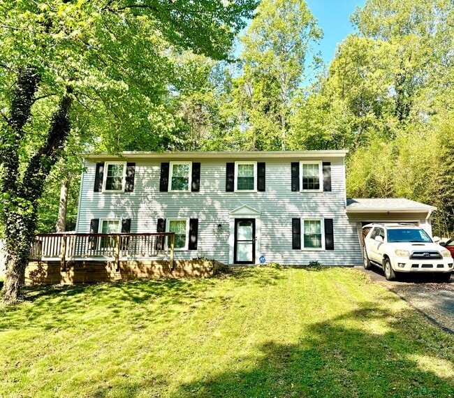 Building Photo - Classic Colonial Charm in Hickory Ridge