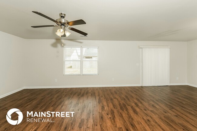 Photo - 925 Hawthorn Ln