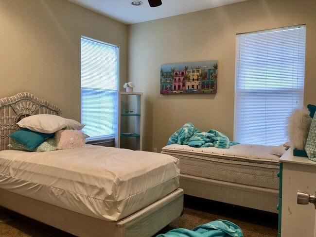 Photo - 735 Meadow Ln