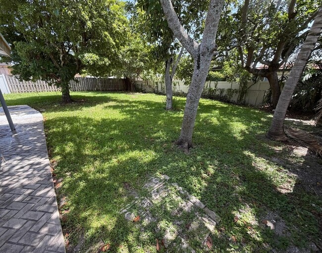 Photo - 637 SW 2nd St
