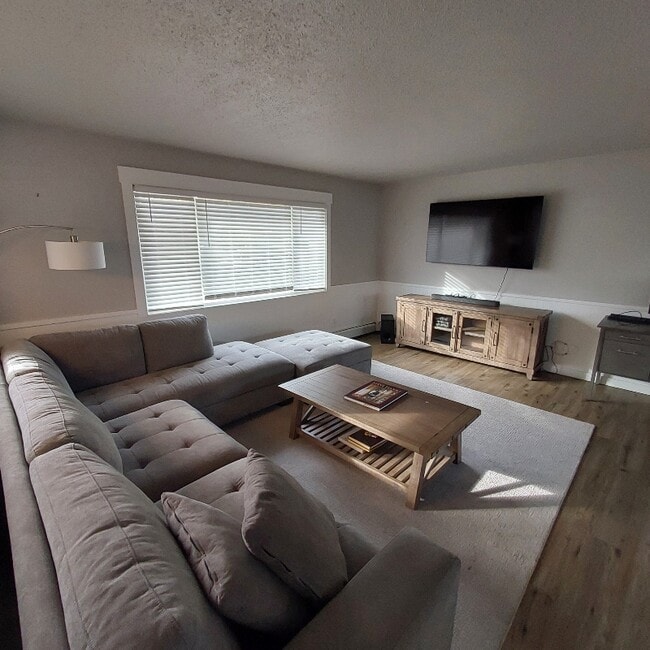 Building Photo - 3209 Turnagain St Rental