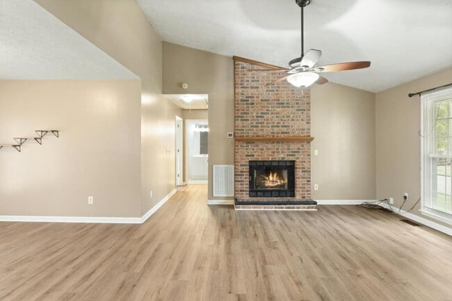 Photo - 709 Sandburg Pl