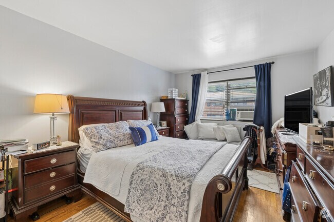 2BR, 1BA - Bedroom