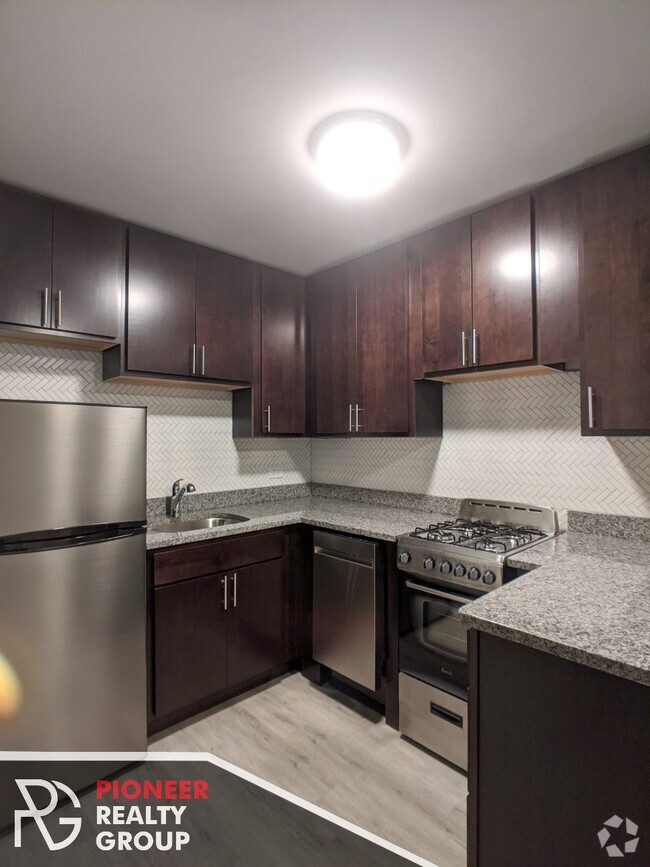 Building Photo - 1447 N Dearborn St Unit B2 Rental