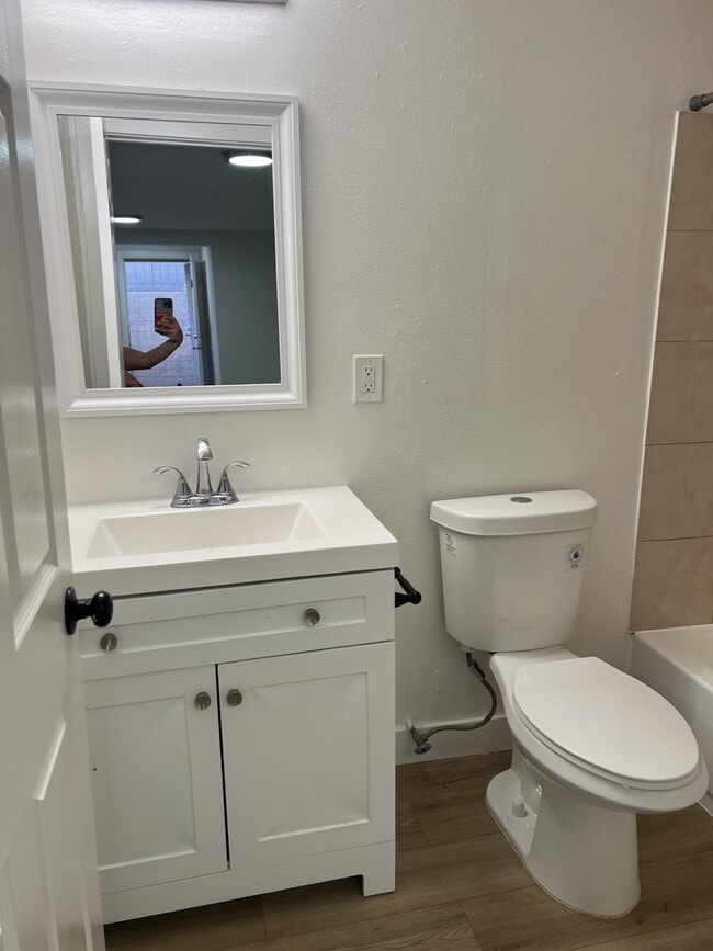 Photo - 7025 Woodman Ave