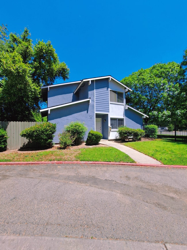 Photo - Comfortable 2 Story Condo By Fresno State!