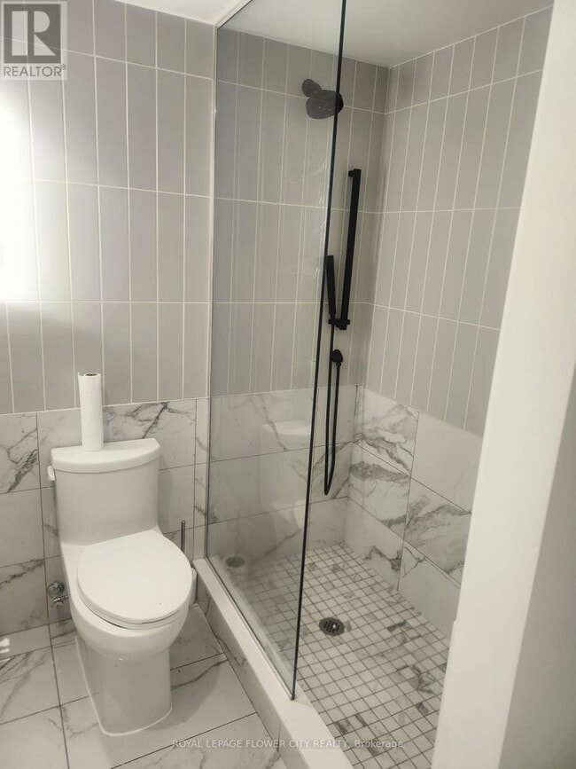 327 King St W Unit 704