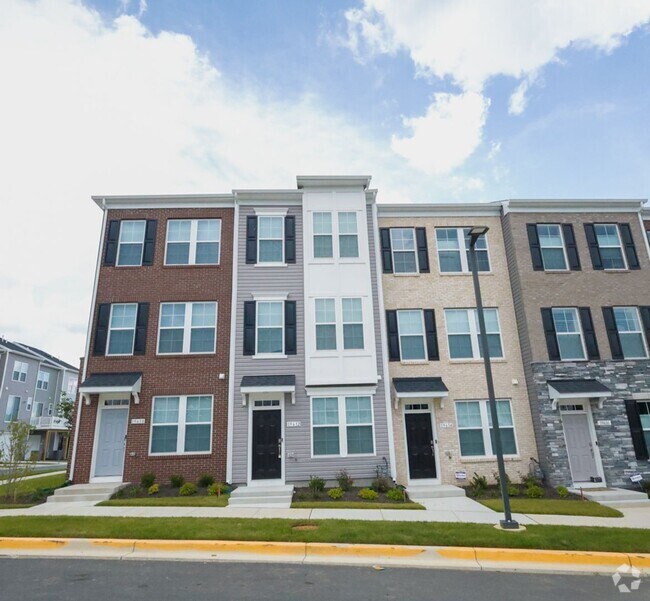 Building Photo - Lovely 3 BR/3.5 BA Townhome in Montgomery ...