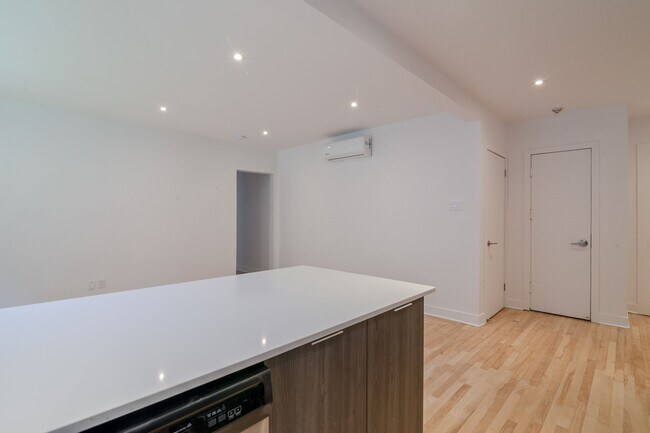 Photo - 2105 Rue Chomedey Unit 3