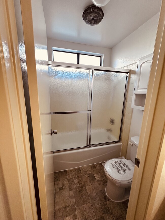 Photo - 121 S Swall Dr