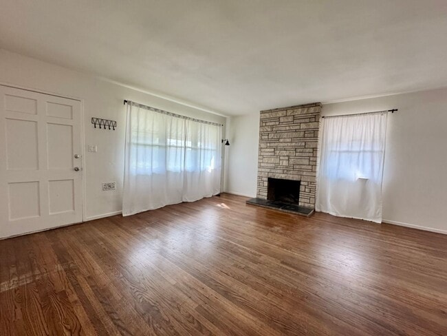 Building Photo - Charming 3 Bed/1Bath Available Now In North Hollywood!
