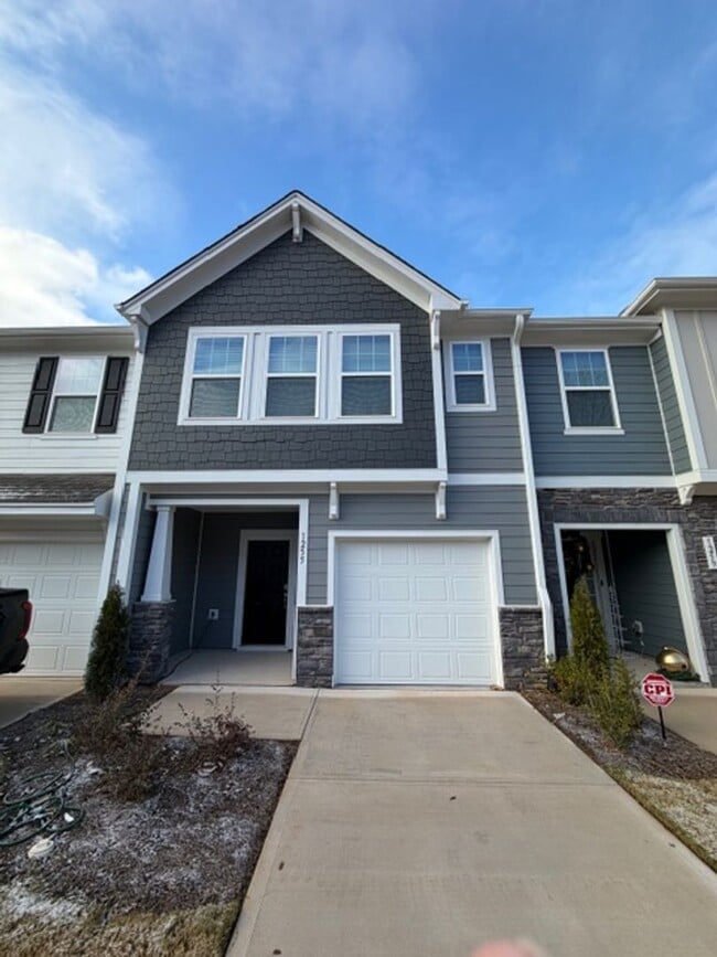 Building Photo - Mebane / Townhouse