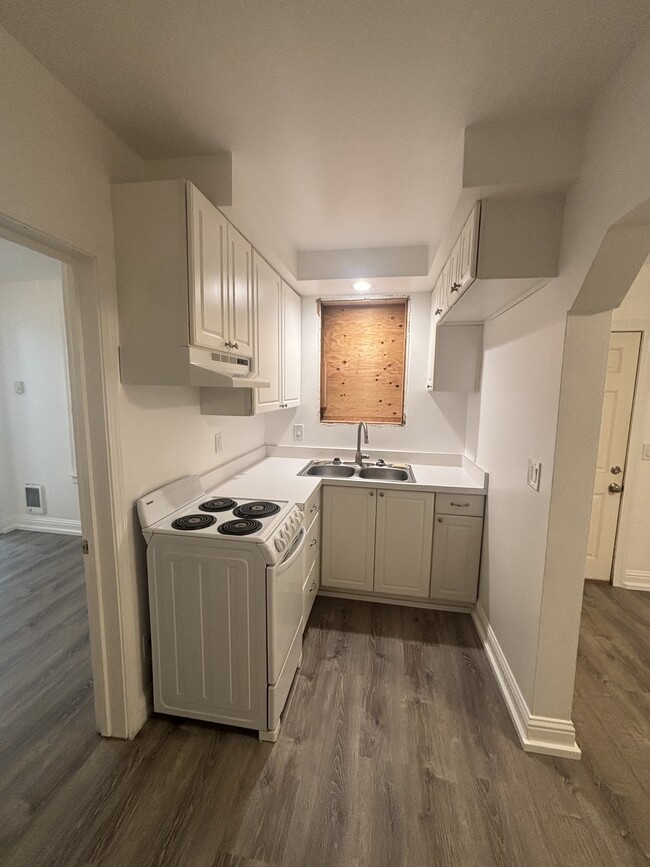 kitchen - 1700 California Ave S Unit Apt. #3