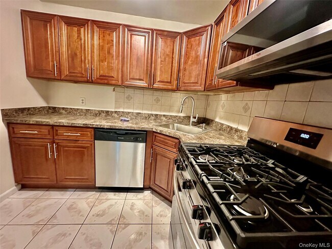 Photo - 255-08 148th Ave