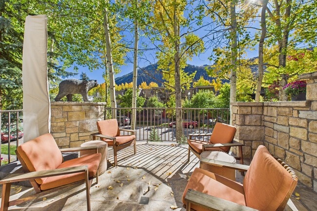 Building Photo - 914 E Cooper Ave