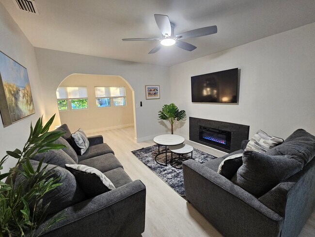 Photo - 719 Briggs St