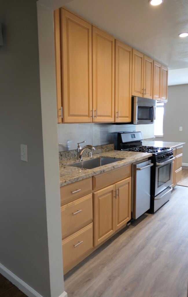 Photo - 2249 Bonar St