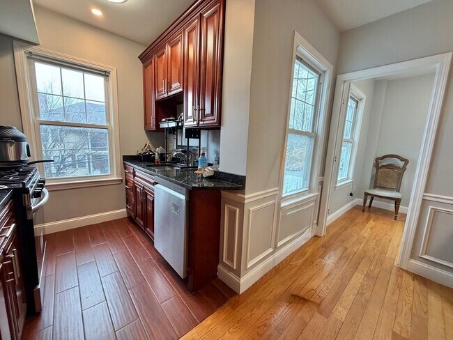 Photo - 786 Moody St