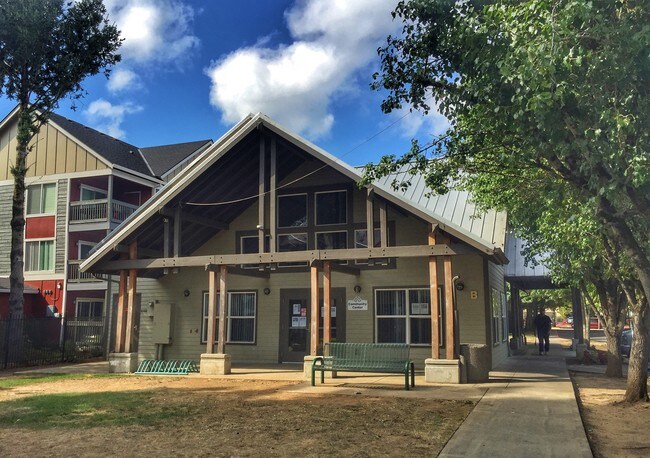 Club House & Leasing Office